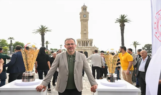 Bakan Kasapoğlu, İzmir’de sergilenen şampiyonluk kupalarını ziyaret etti: Bakan Kasapoğlu, İzmir’de sergilenen şampiyonluk kupalarını ziyaret etti: