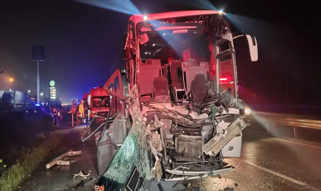 Balıkesir’de öğrencileri taşıyan tur otobüsü tıra çarptı: 33 yaralı Balıkesir’de öğrencileri taşıyan tur otobüsü tıra çarptı: 33 yaralı