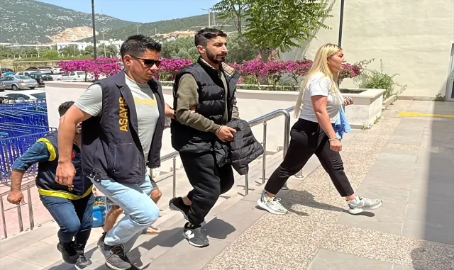 Bodrum’daki cinayete ilişkin adliyeye sevk edilen 3 şüpheliden 1’i tutuklandı Bodrum’daki cinayete ilişkin adliyeye sevk edilen 3 şüpheliden 1’i tutuklandı