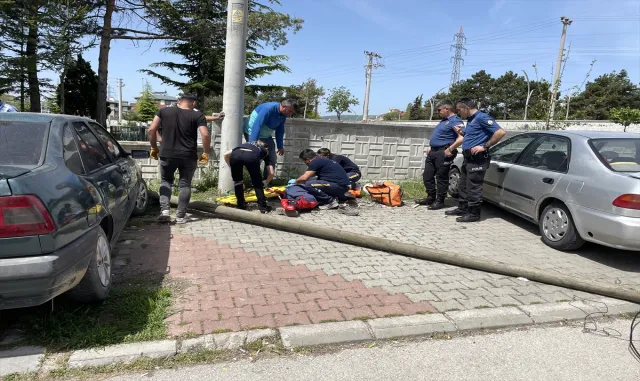 Bolu’da bakım yaptığı direk devrilen işçi yaralandı Bolu’da bakım yaptığı direk devrilen işçi yaralandı