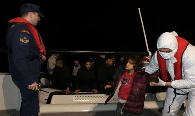Çanakkale açıklarında 27 düzensiz göçmen yakalandı Çanakkale açıklarında 27 düzensiz göçmen yakalandı