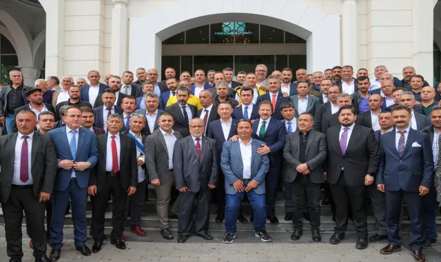 Cumhurbaşkanı Yardımcısı Oktay, özel halk otobüsü ve minibüs şoförleri ile buluştu Cumhurbaşkanı Yardımcısı Oktay, özel halk otobüsü ve minibüs şoförleri ile buluştu