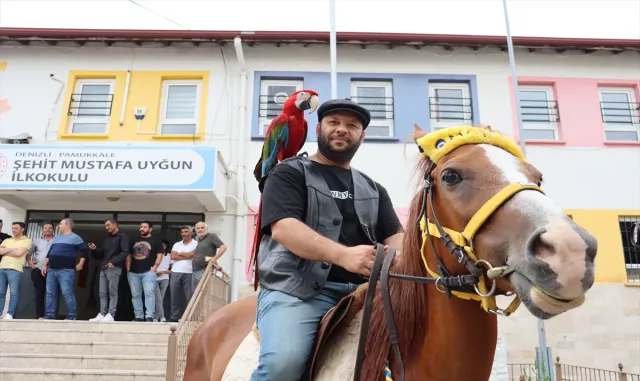 Denizli’de bir seçmen, papağanı ve atıyla oy kullanmaya geldi Denizli’de bir seçmen, papağanı ve atıyla oy kullanmaya geldi