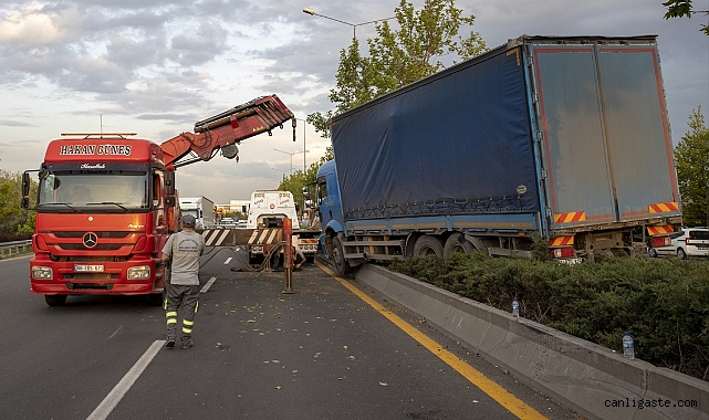 Direksiyon hakimiyeti kaybedilen kamyon refüjde asılı kaldı Direksiyon hakimiyeti kaybedilen kamyon refüjde asılı kaldı