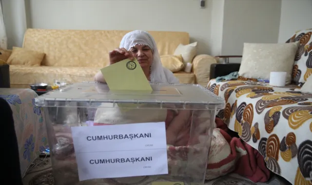 Diyarbakır ve Siirt’te hasta veya engelliler ekiplerin yardımıyla oylarını kullandı Diyarbakır ve Siirt’te hasta veya engelliler ekiplerin yardımıyla oylarını kullandı