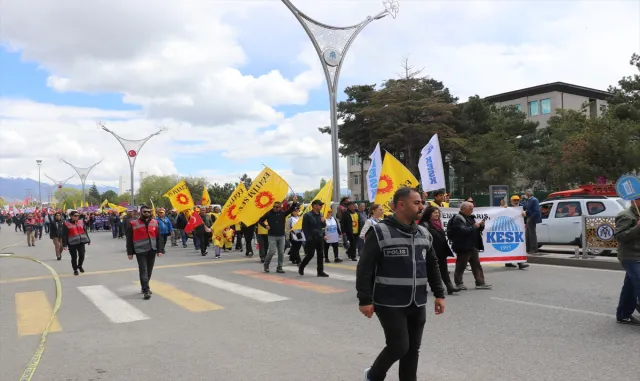 Doğu Anadolu’da 1 Mayıs Emek ve Dayanışma Günü kutlandı Doğu Anadolu’da 1 Mayıs Emek ve Dayanışma Günü kutlandı