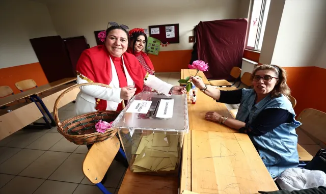 Düzce’de Romanlar davul zurna eşliğinde sandığa gitti Düzce’de Romanlar davul zurna eşliğinde sandığa gitti