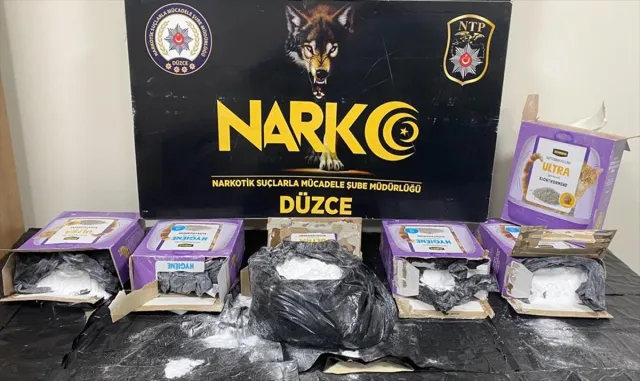 Düzce’de yolcu otobüsünde sentetik uyuşturucuyla yakalanan 2 şüpheli gözaltına alındı Düzce’de yolcu otobüsünde sentetik uyuşturucuyla yakalanan 2 şüpheli gözaltına alındı