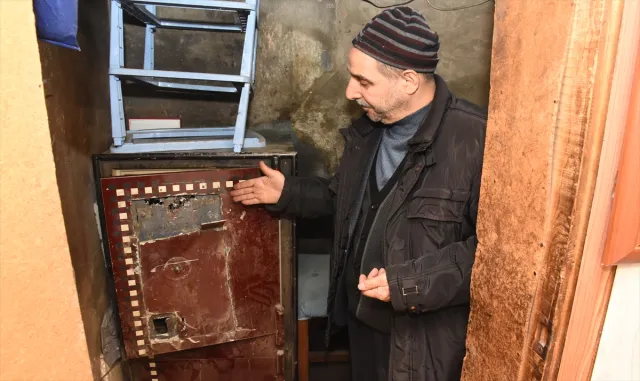Duvarı delerek kuyumcudan altın çalan 2 kişi tutuklandı Duvarı delerek kuyumcudan altın çalan 2 kişi tutuklandı