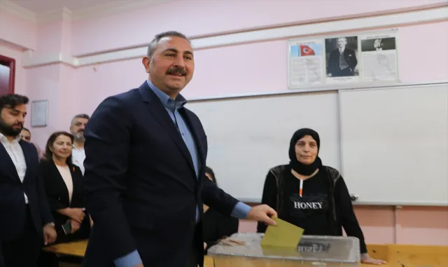 Eski Adalet Bakanı Abdulhamit Gül, Gaziantep’te oyunu kullandı: Eski Adalet Bakanı Abdulhamit Gül, Gaziantep’te oyunu kullandı: