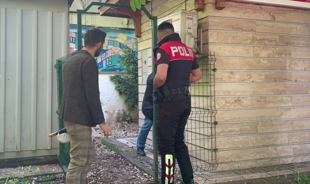 Eskişehir’de bankamatiğe para yüklenirken yaklaşık 50 bin lira çalan zanlı serbest bırakıldı Eskişehir’de bankamatiğe para yüklenirken yaklaşık 50 bin lira çalan zanlı serbest bırakıldı