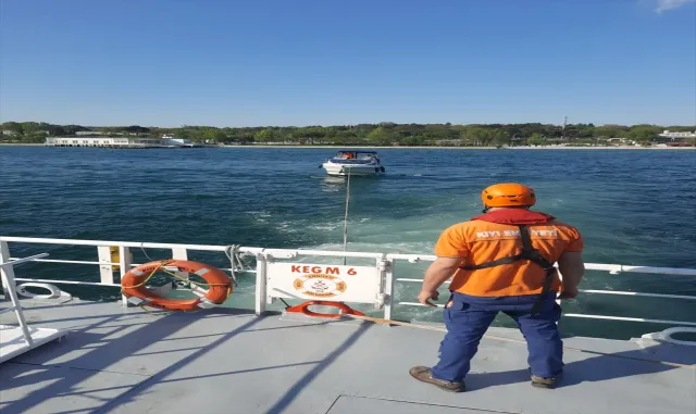 Florya açıklarında sürüklenen tekne kurtarıldı Florya açıklarında sürüklenen tekne kurtarıldı