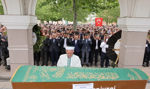 Fuat Oktay, AK Parti Ankara İl Başkan Yardımcısı İslam’ın babasının cenaze namazına katıldı Fuat Oktay, AK Parti Ankara İl Başkan Yardımcısı İslam’ın babasının cenaze namazına katıldı