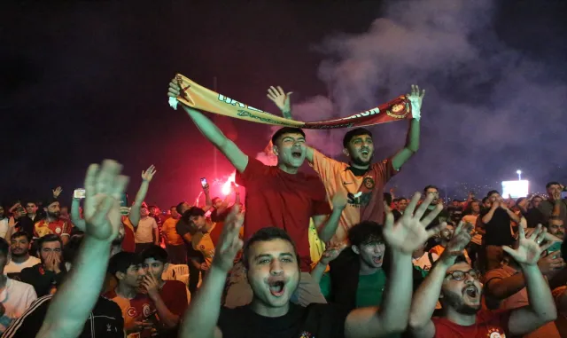 Galatasaray’ın şampiyonluğu deprem bölgesi İskenderun’da kutlanıyor Galatasaray’ın şampiyonluğu deprem bölgesi İskenderun’da kutlanıyor