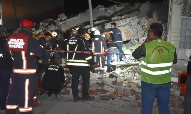 GÜNCELLEME 2 - Malatya’da ağır hasarlı 3 katlı bina çöktü GÜNCELLEME 2 - Malatya’da ağır hasarlı 3 katlı bina çöktü