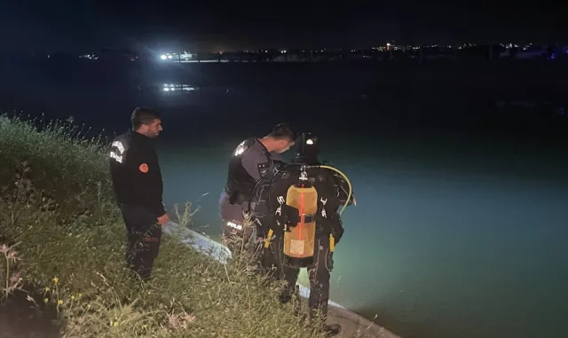 GÜNCELLEME 2 - Şanlıurfa’da sulama kanalına düşen otomobildekiler için kurtarma çalışması başlatıldı GÜNCELLEME 2 - Şanlıurfa’da sulama kanalına düşen otomobildekiler için kurtarma çalışması başlatıldı