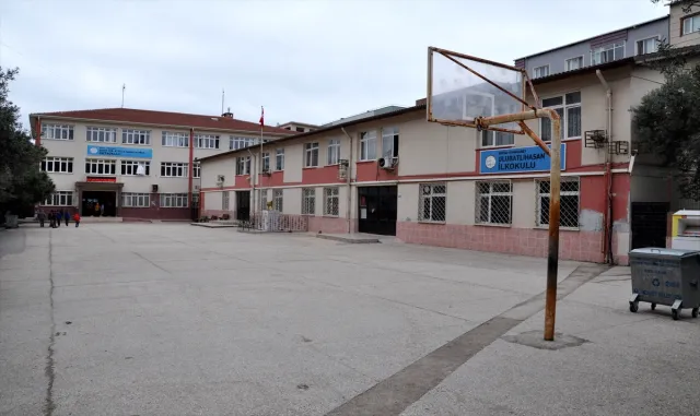 GÜNCELLEME - Bursa’da okulda silahlı saldırıya uğrayan müdür yardımcısı yaralandı GÜNCELLEME - Bursa’da okulda silahlı saldırıya uğrayan müdür yardımcısı yaralandı
