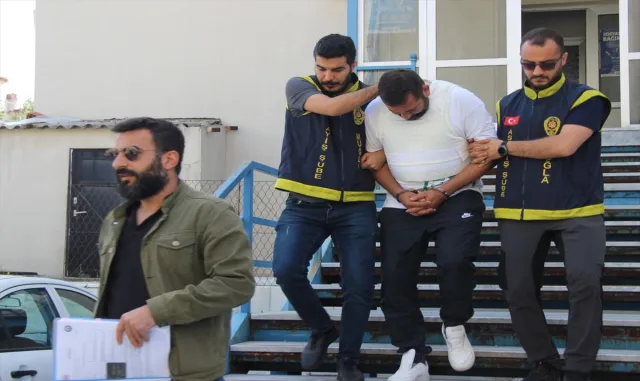 GÜNCELLEME - Muğla’da eski hastane girişinde bulunan kadın cesediyle ilgili yakalanan kişi tutuklandı GÜNCELLEME - Muğla’da eski hastane girişinde bulunan kadın cesediyle ilgili yakalanan kişi tutuklandı
