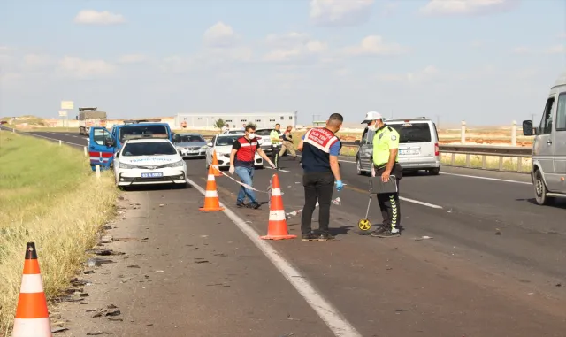 GÜNCELLEME - Şanlıurfa’da kamyonetle tırın çarpışması sonucu 6 kişi hayatını kaybetti GÜNCELLEME - Şanlıurfa’da kamyonetle tırın çarpışması sonucu 6 kişi hayatını kaybetti