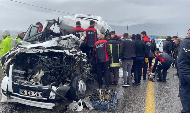 Sivas’ta TIR ile yolcu minibüsünün çarpıştığı kazada 4 kişi öldü
