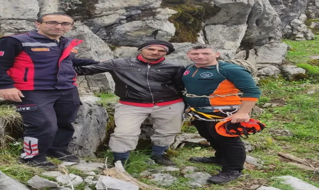 Isparta’da kayalıklarda mahsur kalan çoban ve iki keçisi kurtarıldı Isparta’da kayalıklarda mahsur kalan çoban ve iki keçisi kurtarıldı
