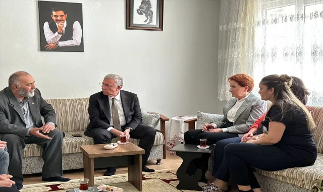 İYİ Parti Genel Başkanı Akşener’den Sinan Ateş’in ailesine ziyaret İYİ Parti Genel Başkanı Akşener’den Sinan Ateş’in ailesine ziyaret