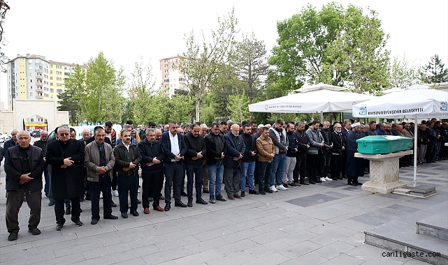 Kayseri’de şehit askerler için 40 gün saygı nöbeti tutan vatandaş vefat etti Kayseri’de şehit askerler için 40 gün saygı nöbeti tutan vatandaş vefat etti