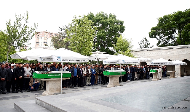 Kayseri’de balkondan düşerek ölen anne ve iki çocuğunun cenazeleri defnedildi Kayseri’de balkondan düşerek ölen anne ve iki çocuğunun cenazeleri defnedildi