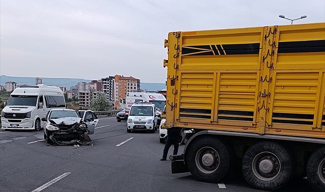 Kayseri’de tırla otomobil çarpıştı! 10 yaralı Kayseri’de tırla otomobil çarpıştı! 10 yaralı