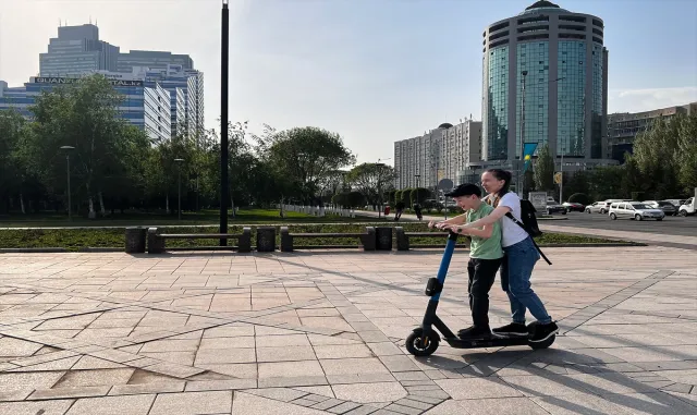 Kazakistan’da trafikte elektrikli skuter kullanmak isteyenlere ehliyet şartı getirildi Kazakistan’da trafikte elektrikli skuter kullanmak isteyenlere ehliyet şartı getirildi