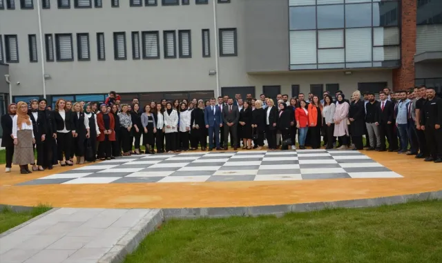 Kırşehir Gençlik ve Spor Müdürlüğünde kadroya geçen memurlara tören düzenlendi Kırşehir Gençlik ve Spor Müdürlüğünde kadroya geçen memurlara tören düzenlendi