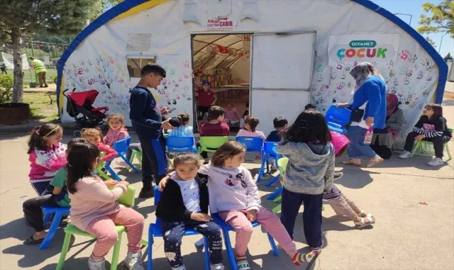 Kırşehir Müftülüğü görevlileri Kahramanmaraş’ta "Diyanet Çocuk" çadırında çocuklarla buluşuyor Kırşehir Müftülüğü görevlileri Kahramanmaraş’ta "Diyanet Çocuk" çadırında çocuklarla buluşuyor