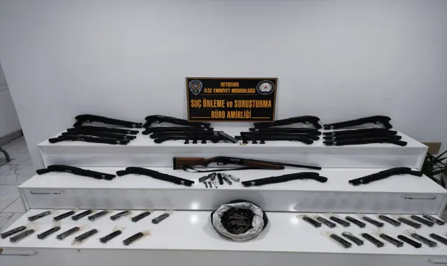 Konya’da kargoyla gönderilmek istenen 20 ruhsatsız pompalı tüfek ele geçirildi Konya’da kargoyla gönderilmek istenen 20 ruhsatsız pompalı tüfek ele geçirildi