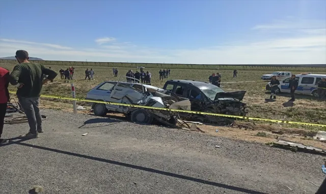 Konya’da ticari araç ile otomobilin çarpıştığı kazada 5 kişi öldü Konya’da ticari araç ile otomobilin çarpıştığı kazada 5 kişi öldü