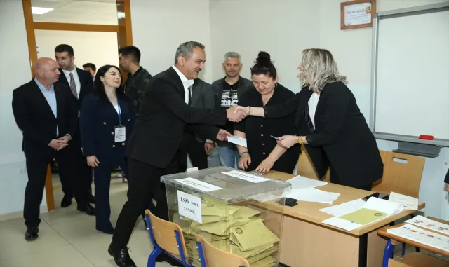 Milli Eğitim Bakanı Özer, Ordu’da oy kullandı: Milli Eğitim Bakanı Özer, Ordu’da oy kullandı: