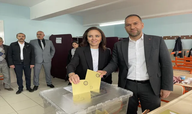 Niğde Belediye Başkanı Emrah Özdemir, oyunu kullandı Niğde Belediye Başkanı Emrah Özdemir, oyunu kullandı