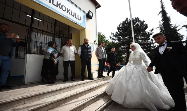 Oy kullanmaya gelinlik ve damatlıkla geldiler Oy kullanmaya gelinlik ve damatlıkla geldiler