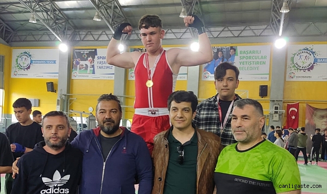 Kayseri’deki okul sporları boks müsabakalarında: Özvatan Çok Programlı Anadolu Lisesi 2 altın madalya kazandı Kayseri’deki okul sporları boks müsabakalarında: Özvatan Çok Programlı Anadolu Lisesi 2 altın madalya kazandı