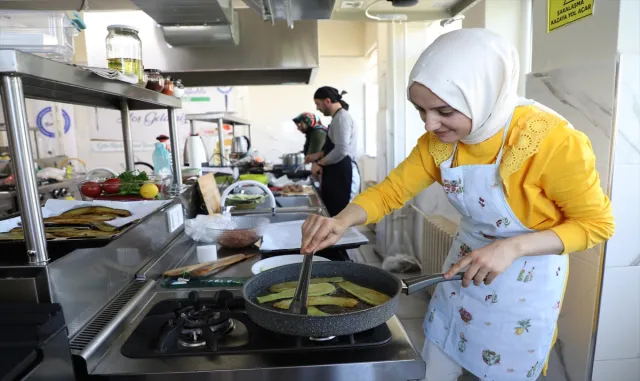 Rize’de "Öğretmenim Mutfakta" yemek yarışması düzenlendi Rize’de "Öğretmenim Mutfakta" yemek yarışması düzenlendi