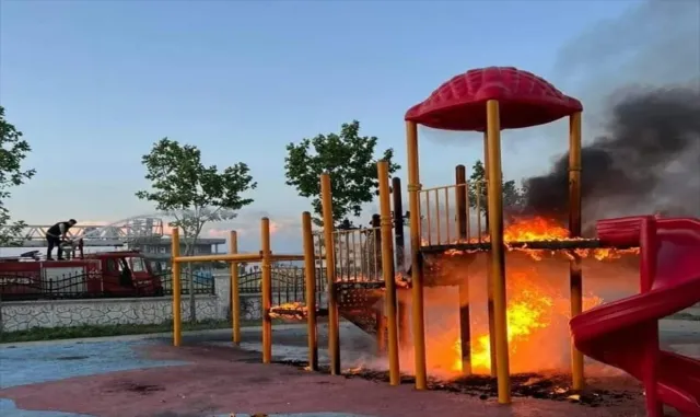 Şırnak’ta oyun parkında yangın çıktı Şırnak’ta oyun parkında yangın çıktı