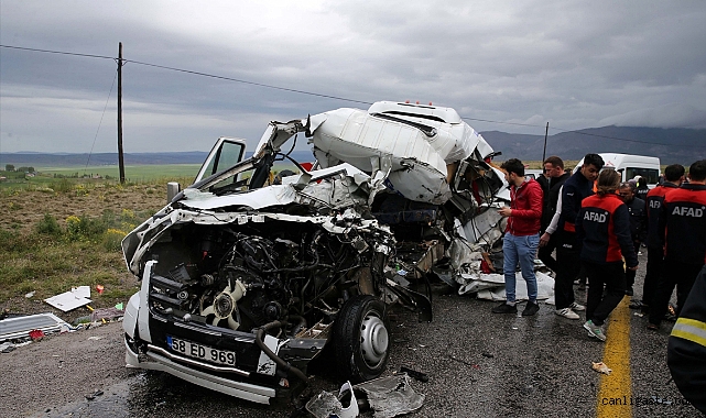 Sivas’ta TIR ile yolcu minibüsü çarpıştı: 4 kişi hayatını kaybetti Sivas’ta TIR ile yolcu minibüsü çarpıştı: 4 kişi hayatını kaybetti