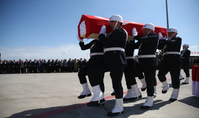 Tel Abyad’da şehit olan iki polis memuru için Şanlıurfa’da tören düzenlendi Tel Abyad’da şehit olan iki polis memuru için Şanlıurfa’da tören düzenlendi