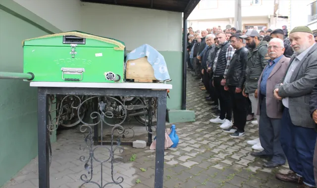 Trafik kazasında hayatını kaybeden anne ve oğlu Çanakkale’de defnedildi Trafik kazasında hayatını kaybeden anne ve oğlu Çanakkale’de defnedildi