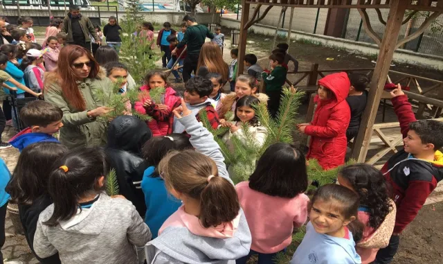 Ulaş’ta öğrenciler okul bahçesine fidan dikti Ulaş’ta öğrenciler okul bahçesine fidan dikti