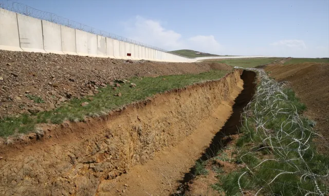 Van-İran sınırında inşa edilen güvenlik duvarının 96 kilometresi tamamlandı Van-İran sınırında inşa edilen güvenlik duvarının 96 kilometresi tamamlandı