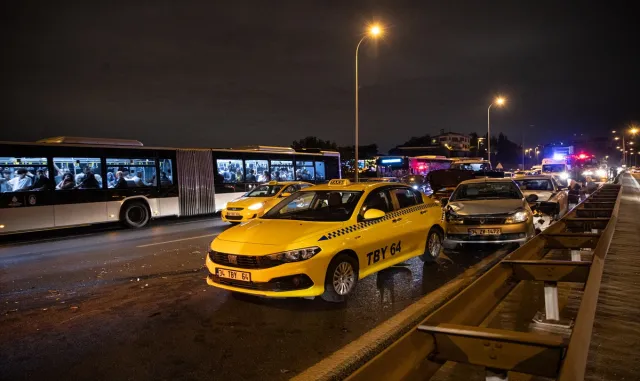 15 Temmuz Şehitler Köprüsü girişindeki zincirleme trafik kazasında 7 araçta hasar oluştu 15 Temmuz Şehitler Köprüsü girişindeki zincirleme trafik kazasında 7 araçta hasar oluştu
