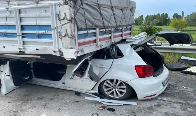 Afyonkarahisar’da tırın dorsesine çarpan otomobildeki 2 kişi ağır yaralandı Afyonkarahisar’da tırın dorsesine çarpan otomobildeki 2 kişi ağır yaralandı