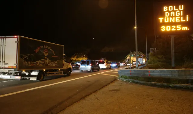 Anadolu Otoyolu’nun Bolu geçişinde yoğunluk yaşanıyor Anadolu Otoyolu’nun Bolu geçişinde yoğunluk yaşanıyor
