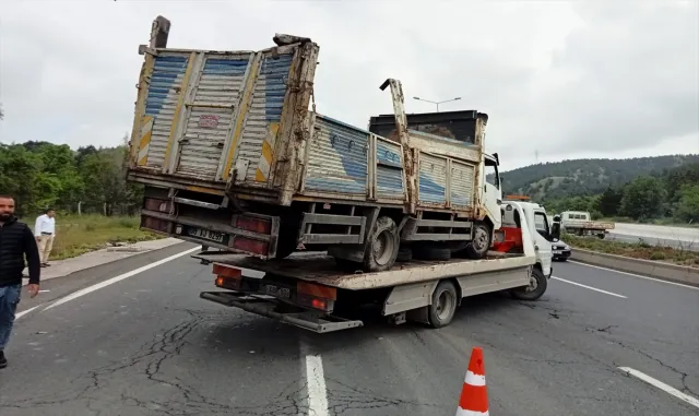 Ankara’da devrilen kamyonetteki tonlarca karpuz yola saçıldı Ankara’da devrilen kamyonetteki tonlarca karpuz yola saçıldı