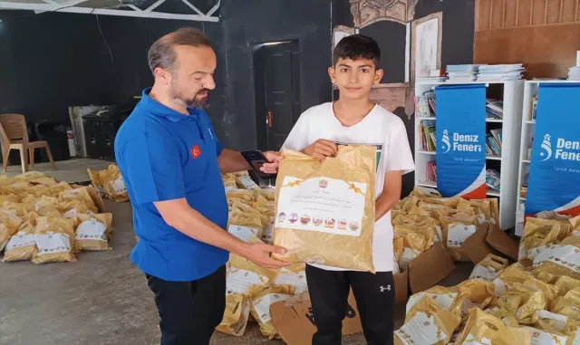 BAE’nin Ankara Büyükelçiliği, Hatay’da depremzede çocuklara bayramlık dağıttı BAE’nin Ankara Büyükelçiliği, Hatay’da depremzede çocuklara bayramlık dağıttı